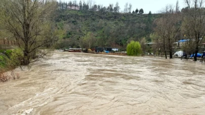 Tunceli’de şiddetli sağanak: Çayların taşmasıyla işletmeler su altında kaldı