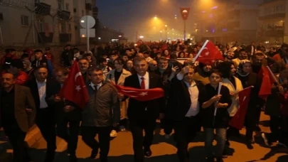 19 Mayıs Atatürk’ü Anma, Gençlik ve Spor Bayramı’nın 104. yılı Gölcük’te 7’den 70’e her yaştan vatandaşın katıldığı fener alayı ile coşkuyla kutlandı