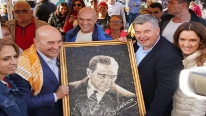 Alaçatı Ot Festivali’nde Tunç Soyer’e mozaik Atatürk Portresi