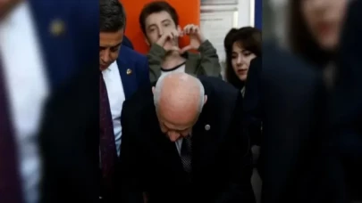 Bahçeli oyunu atarken arkasındaki genç 'kalp' yaptı