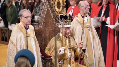 Britanya'nın yeni kralı 3. Charles tacını törenle giydi