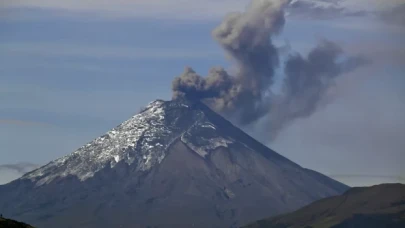 Cotopaxi Yanardağı kül püskürtüyor