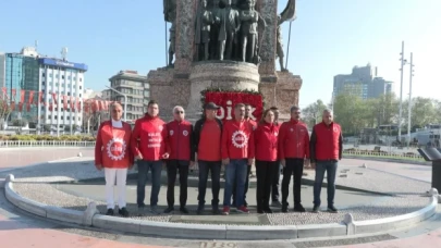 DİSK Taksim Cumhuriyet Anıtı'na çelenk bıraktı