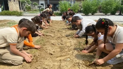 Efes Selçuklu Çocuklar Fideleri Toprakla Buluşturuyor