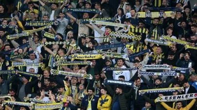 Fenerbahçe stadı ”Mecliste Hizbullah istemiyoruz” ve ”Türkiye laiktir laik kalacak” tezahüratlarıyla inledi