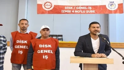 Foça Belediye Başkanı Fatih Gürbüz ve belediye işçileri, 1 Mayıs Emek ve Dayanışma Günü’nde buluştu