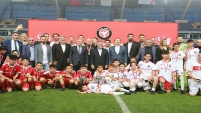 Futbolseverler Mersin’de Depremzedeler İçin Omuz Omuza Verdi