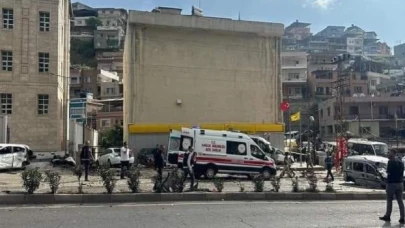 Hatay'da kamyon araçların arasında daldı: Ölü ve yaralılar var