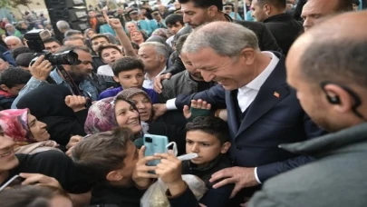 Hulusi Akar’a piknikte vatandaştan ilgi