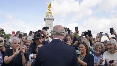 İngiltere Kralı 3. Charles’ın taç giyme töreni geçmişten de bugünden de izler sunacak