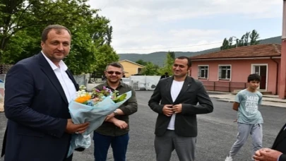 İznik Belediyesi ilçe merkezi ve 39 taşra mahallede yol seferberliği başlattı. Sıcak asfalt ve parke işleme çalışmaları aralıksız sürüyor