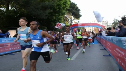 Maraton İzmir’de nefes kesen yarış