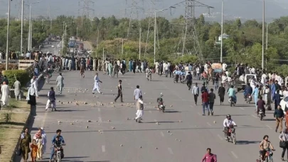 Pakistan'da eski Başbakan Han'ın tutuklanmasının ardından protestolar başladı