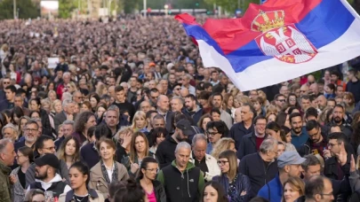 Sırbistan’da, toplu katliamları protesto için on binler sokağa çıktı