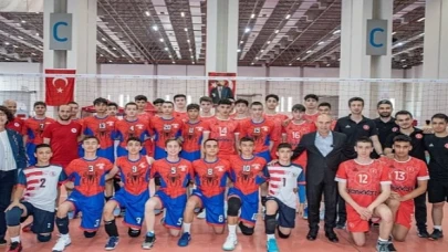 Voleybol Altyapılar Türkiye Şampiyonası İzmir’de sürüyor Başkan Soyer: Her yıl ev sahipliği yapabiliriz