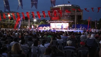 Aydın Büyükşehir Belediyesi kursiyerlerinden oluşan ritim grubu Aydınlılara doyumsuz bir gece yaşattı