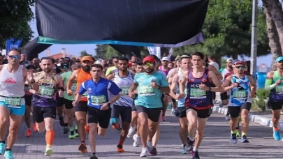 Ege’nin incisi Çeşme’de düzenlenen Salomon Çeşme Yarı Maratonu’nda birinciler belli oldu