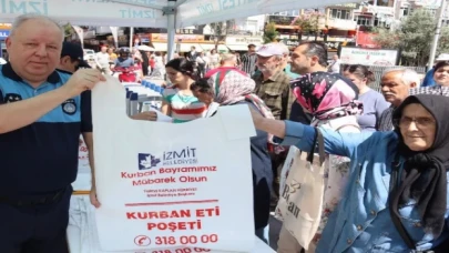 İzmit’te vatandaşlara kurban poşeti dağıtıldı