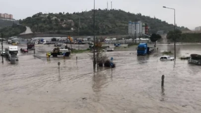 Mansur Yavaş’tan Ankaralılara uyarı: Kuvvetli ve fırtınalı sağanak yağış başladı