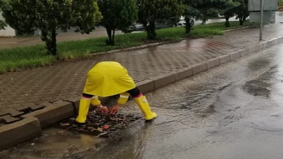 Nevşehir’de etkili olan sağanak yağış ve sonrasında belediye ekipleri yoğun bir çalışma yürüttü