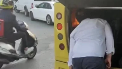 Otobüsün yanan motorunu üfleyerek söndürmeye çalıştı