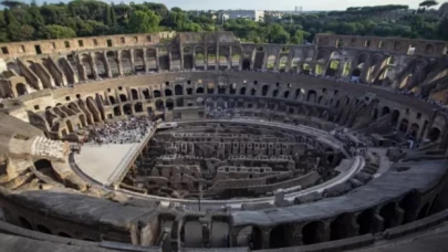 Roma’da Kolezyum’a sevgilisinin ismini yazan turist aranıyor