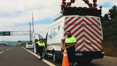 Yolları açık tutan otoyol çalışanlarının güvenliği sürücülerin elinde