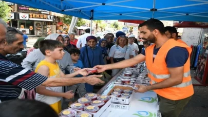 Belediye ekiplerinden Çayırovalılara aşure ikramı