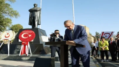 Cumhurbaşkanı Erdoğan, Lefkoşa’daki Atatürk Anıtı‘nı ziyaret etti