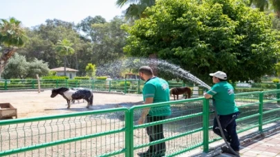 Doğa Parkı’nın sakinleri yağmurlama ile serinliyor