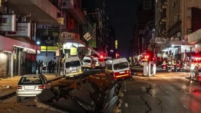 Johannesburg’da yer altında gaz patlaması: Yollar yarıldı, araçlar ters döndü