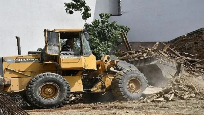 Malkara Belediyesi tarafından metruk binaların yıkımına devam ediliyor