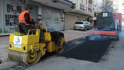 Bağcılar’da yollar asfaltlanarak güvenli hale getiriliyor