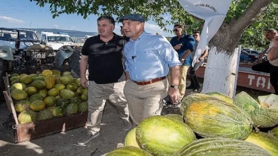 Başkan Soyer domates ve karpuz hasadına katıldı