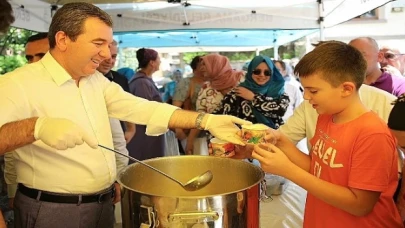 Bergama Belediye Başkanı Hakan Koştu aşure dağıttı