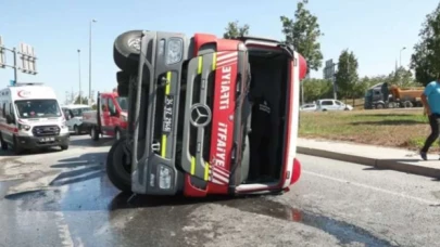 Esenler'de yangına müdahaleye giden itfaiye aracı devrildi