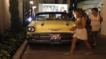 Göksel Arsoy’un 1957 model Chevrolet’si Sanathane’de sergilendi