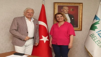 İzmit’in ödülünü Dünya Foklor Birliği Başkanı getirdi