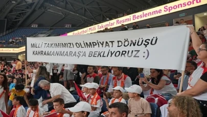 Kahramanmaraşlı çocuklar, Türkiye-Ukrayna Milli Basketbol maçında millileri desteklemek için İstanbul’daydı