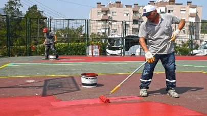 Karabağlar’ın parkları renkleniyor