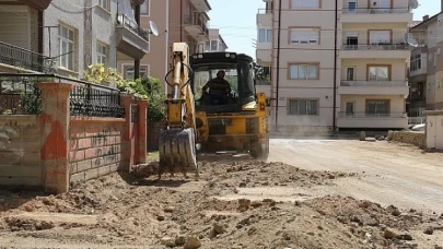 Karaman Belediyesi Fen İşleri Müdürlüğü ekipleri, Valide Sultan Mahallesi’nde kaldırım çalışması başlattı