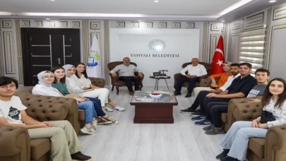 Kayseri Yahyalı’dan yeni üniversitelilere tebrik