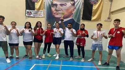 Kick Boks’ta Bayraklı farkı Bayraklılı gençler iller arası şampiyonada 7 derece kazandı