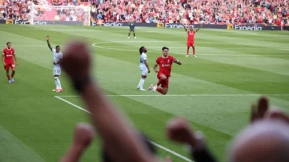 Liverpool, Premier Lig’de 3 puanı 3 golle aldı