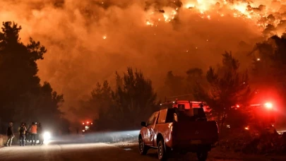 Yunanistan da yangınla mücadele ediyor: Alevler sanayi bölgesindeki fabrika ve depolara kadar ulaştı