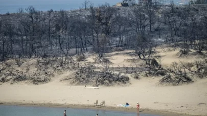 Yunanistan, Rodos'u yangın nedeniyle terk eden turistlere 1 hafta ücretsiz tatil verecek