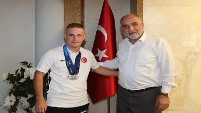 Başkan Sandıkçı, Avrupa’da Tarih Yazan Milli Sporcuyu Ağırladı