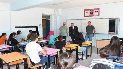 Başkan Tekin, okulun ilk günü öğrencileri yalnız bırakmadı