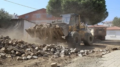 Burhaniye Belediyesi, 7 ayrı noktada eş zamanlı yapılan yol çalışmalarına devam ediyor!