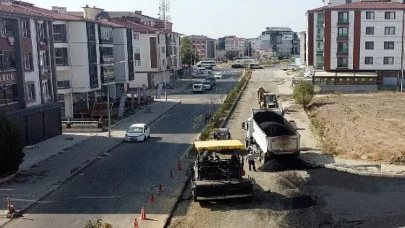 Ekipler Yol ve Kaldırım Çalışmalarını Sürdürüyor